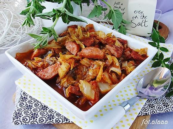 Bigos z młodej kapusty i kiełbasy