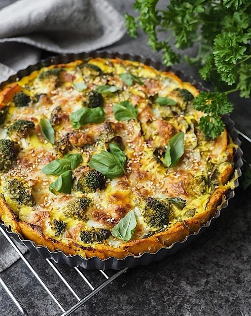 Bezglutenowa tarta z pieczonego jogurtu na spodzie z batatów