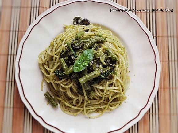 Pesto pasta wegetariańska wegańska bazylia pistacje