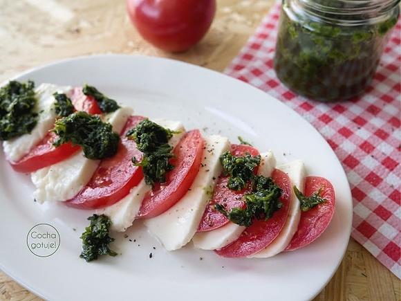 Caprese z pesto z czosnku niedźwiedziego