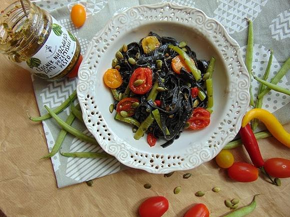 Czarny makaron z fasolką szparagową i pesto z czosnku niedźwiedziego