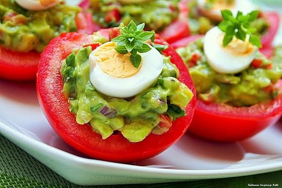 Fit przekąska pomidory z guacamole i jajem przepiórczym