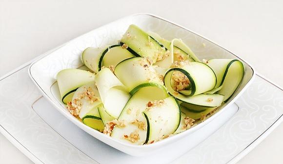 Cukinia z migdałowym pesto