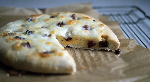 Focaccia z suszonymi pomidorami i mozzarellą