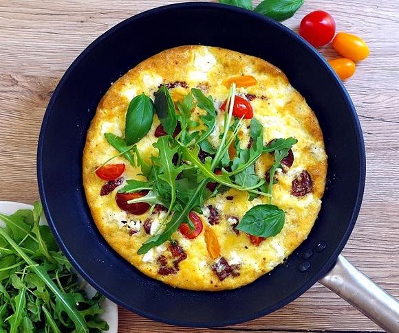 Frittata z fetą i pomidorami