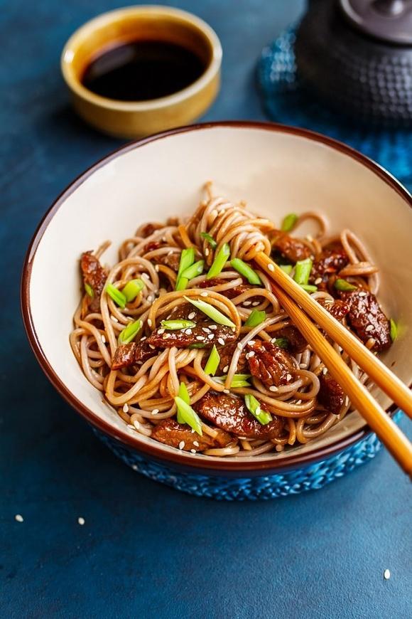 Yakisoba z wieprzowiną i makaronem soba