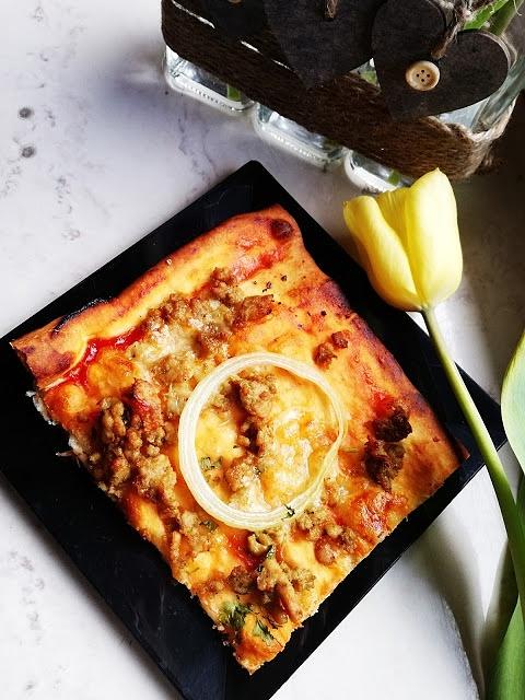 Pizza na kruchym cieście z mielonym indykiem
