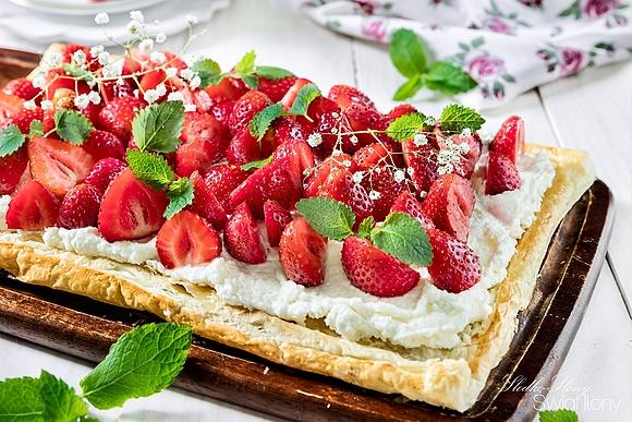 Tarta francuska z kremem kokosowym i truskawkami