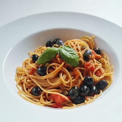Spaghetti alla puttanesca - włoski makaron na dzień seksu