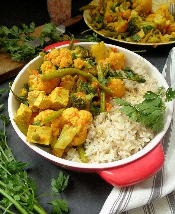 Curry kalafiorowe z zieloną fasolką szparagową