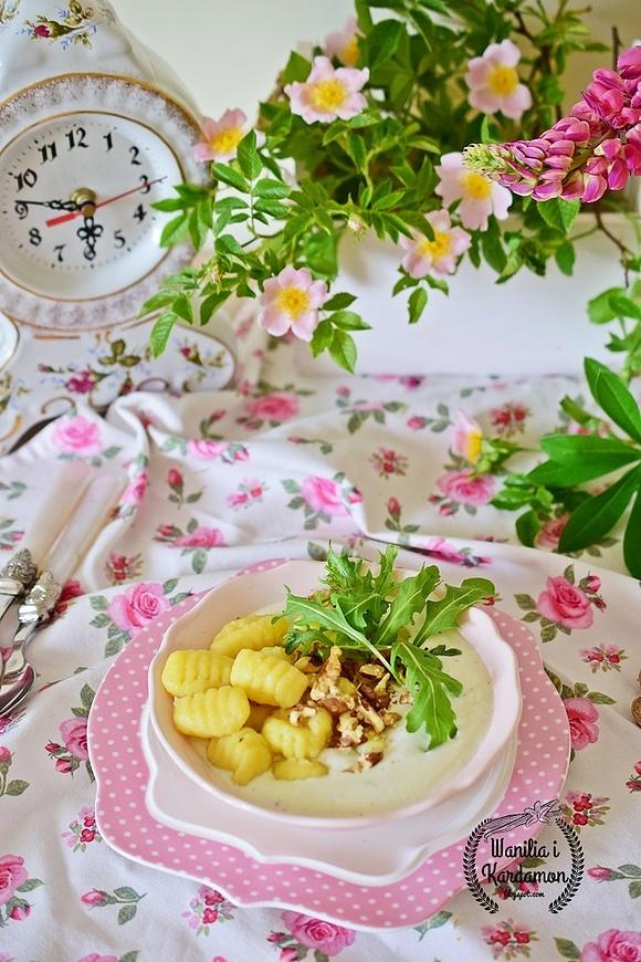 Gnocchi w sosie serowym z rukolą i orzechami