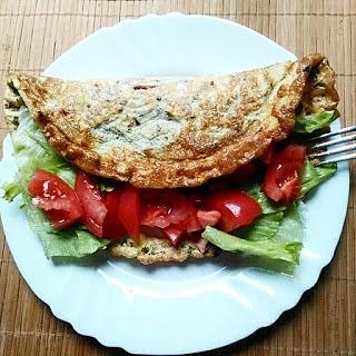 Omlet z tuńczykiem i warzywami