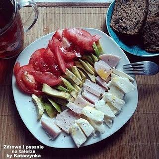 Sałatka śniadaniowa z awokado i kurczakiem
