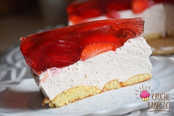 Tort na zimno z truskawkami i mascarpone