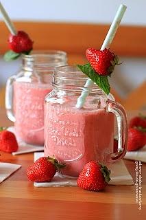 Zdrowy shake truskawkowy