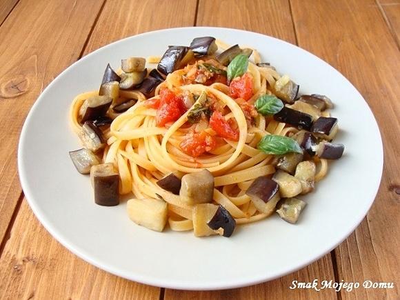 Spaghetti z bakłażanem i czosnkowym sosem pomidorowym