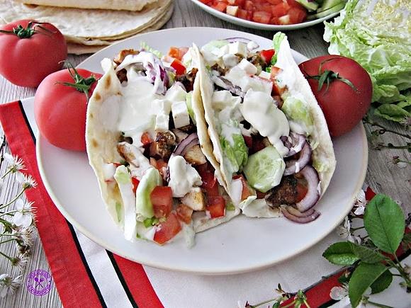 Domowa tortilla z miodowym kurczakiem i warzywami