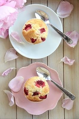 Kokosowe muffiny z truskawkami bez miksera