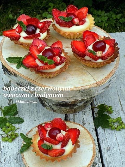 Kruche babeczki z czerwonymi owocami, budyniem i nutellą