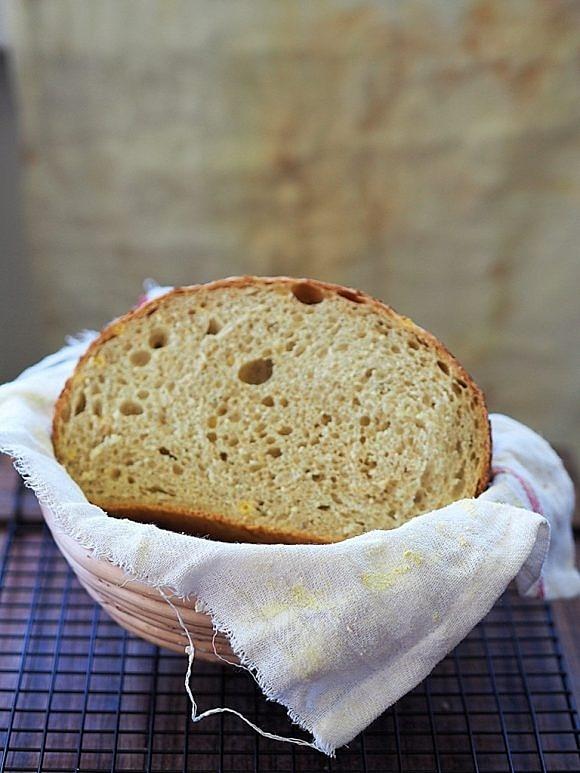 Chleb z altamury pane di altamura w czerwcowej piekarni