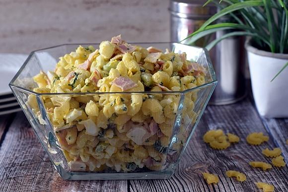 Makaronowa sałatka z czosnkiem niedźwiedzim