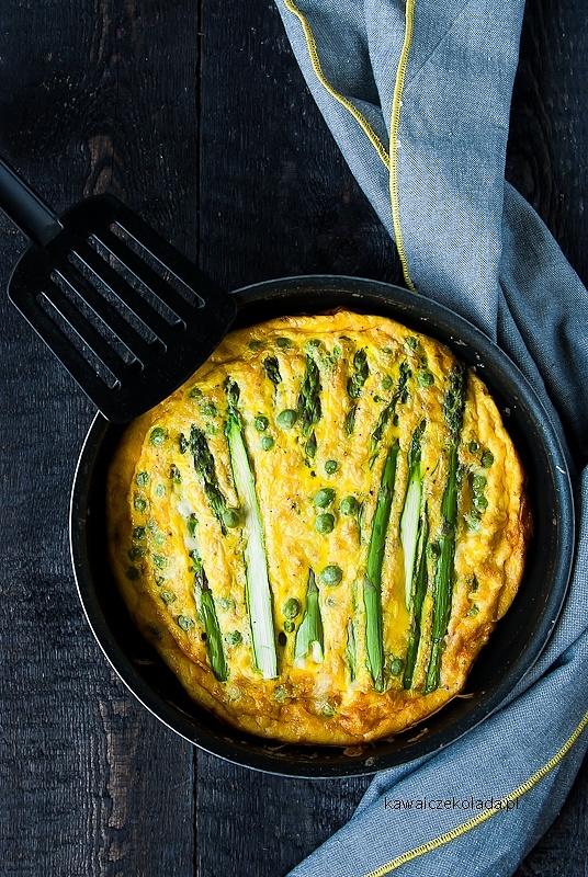 Frittata ze szparagami i zielonym groszkiem