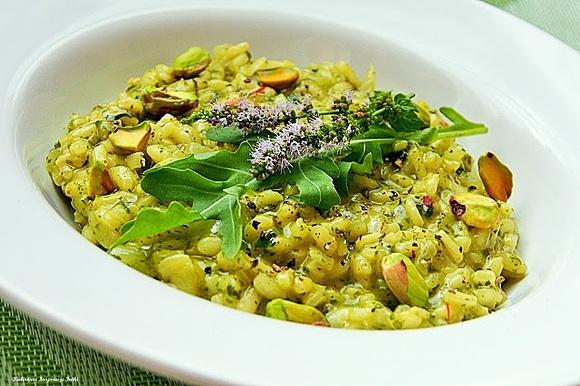 Szafranowe risotto z rukolą i pistacjami