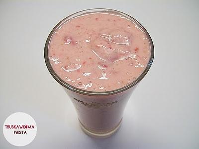 Owocowy koktajl truskawki banan jogurt naturalny