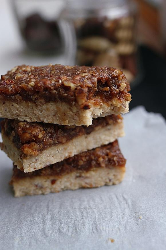 Wegańskie snickersy bez laktozy glutenu i z karmelem daktylowym
