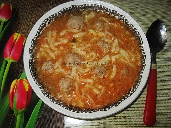 Zupa spaghetti z klopsikami i śmietaną