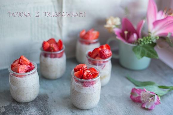 Bezglutenowy pudding z tapioki i truskawkami
