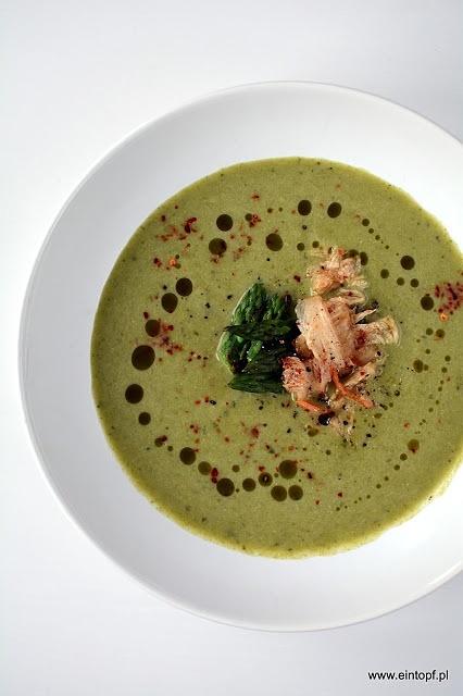 Krem z zielonych szparagów i szpinaku z mlekiem kokosowym i kimchi