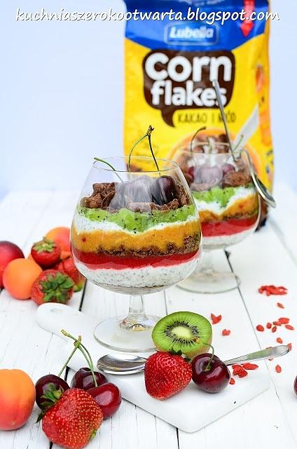Warstwowa bomba witaminowa z płatkami Corn Flakes i jogurtem z chia
