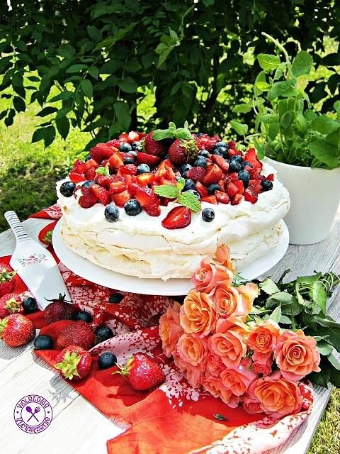 Tort bezowy z owocami i kremem z białej czekolady i mięty