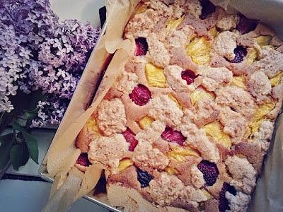 Placek z mango i truskawkami