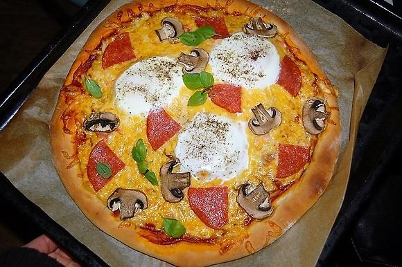 Pizza śniadaniowa z sadzonym jajkiem