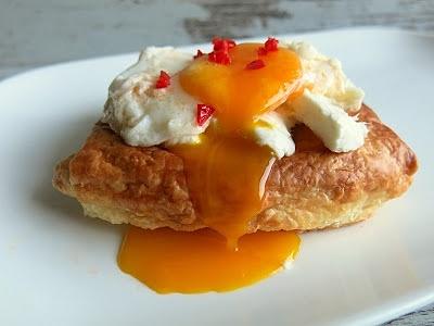 Francuskie ciasteczko faszerowane karmelizowanym porem z mozzarellą i jajkiem sadzonym