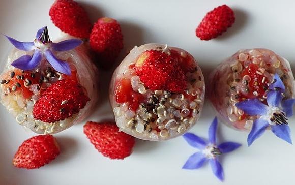 Spring rolls z quinoą, chia, truskawkami i poziomkami