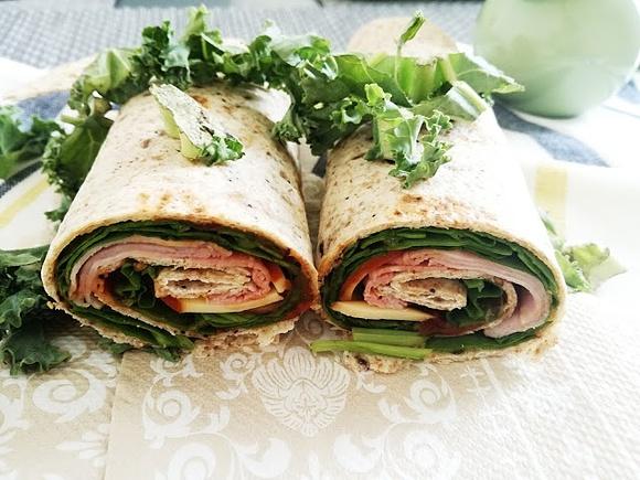 Pełnoziarnista tortilla ze szpinakiem i serem wędzonym