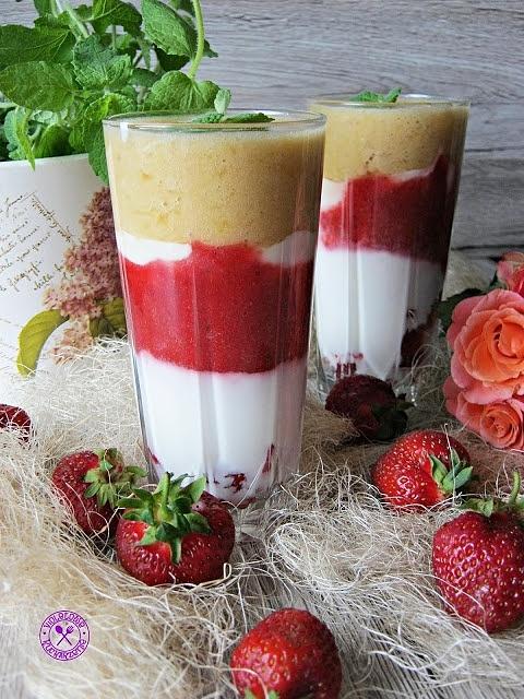 Słoneczny koktajl z truskawek, banana i pomarańczy