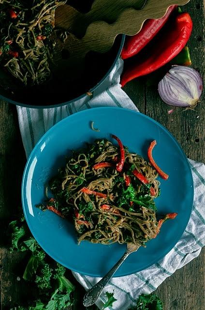 Makaron soba w sosie orzechowym z jarmużem i papryką