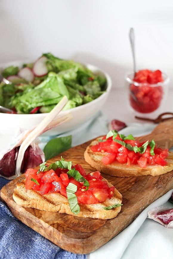 Bruschetta z pomidorami i bazylią
