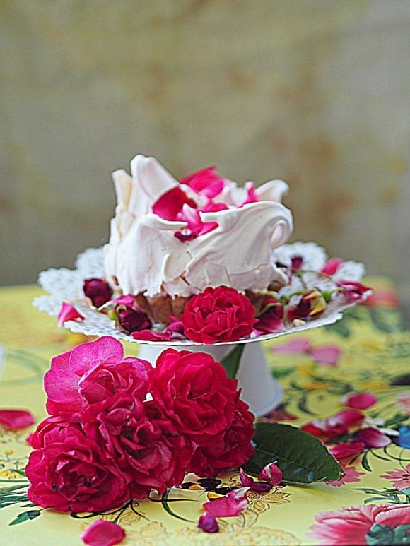 Róża tarta i babeczka różana z bezą sezonowe od a do m