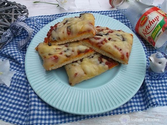 Pizza z sosem pomidorowym na krucho-drożdżowym cieście