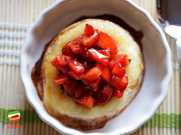 Pieczony camembert w winie z truskawkami w balsamicznym sosie truflowym