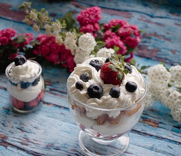 Deser mascarpone z owocami