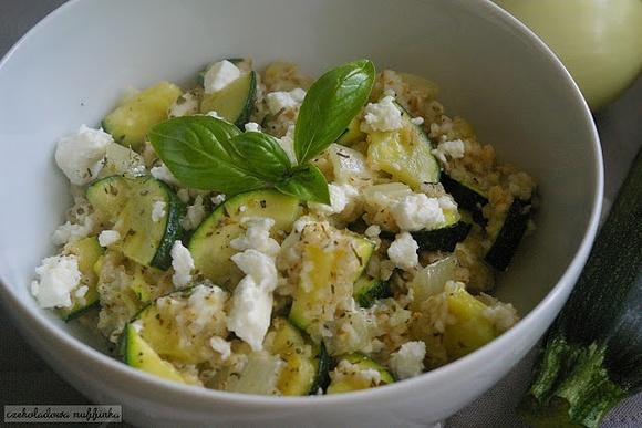 Kasza jęczmienna z cukinią i serem feta