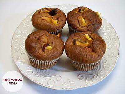 Muffiny z maślanką kurkumą i nektarynkami
