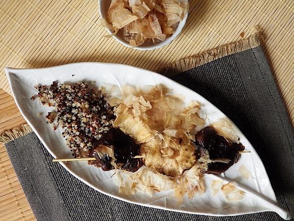 Quinoa z grzybami shitake i płatkami suszonego tuńczyka
