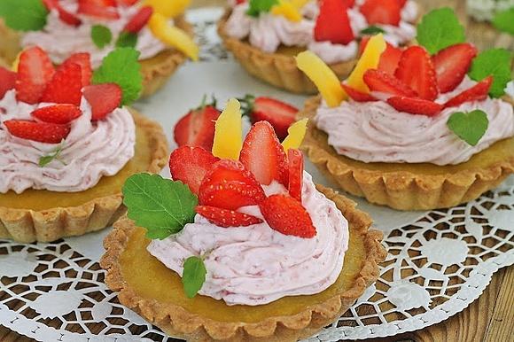 Tarteletki z mango i truskawkami